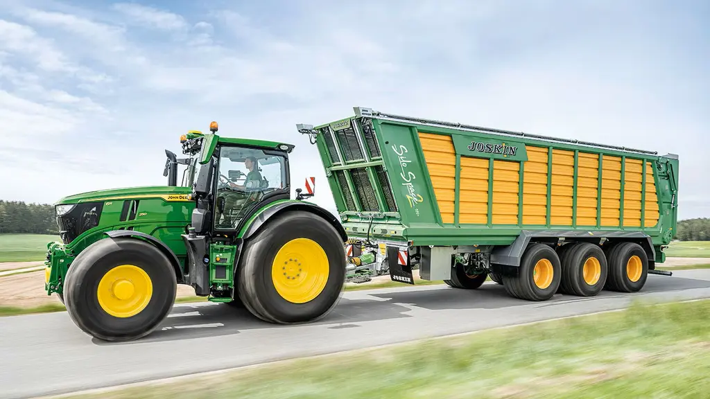 Tracteur John Deere et remorque à tapis Joskin Drakkar. 