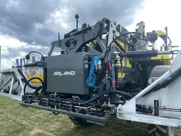 <em class="placeholder">Cadre de rampe du pulvérisateur automoteur Arland GR.</em>