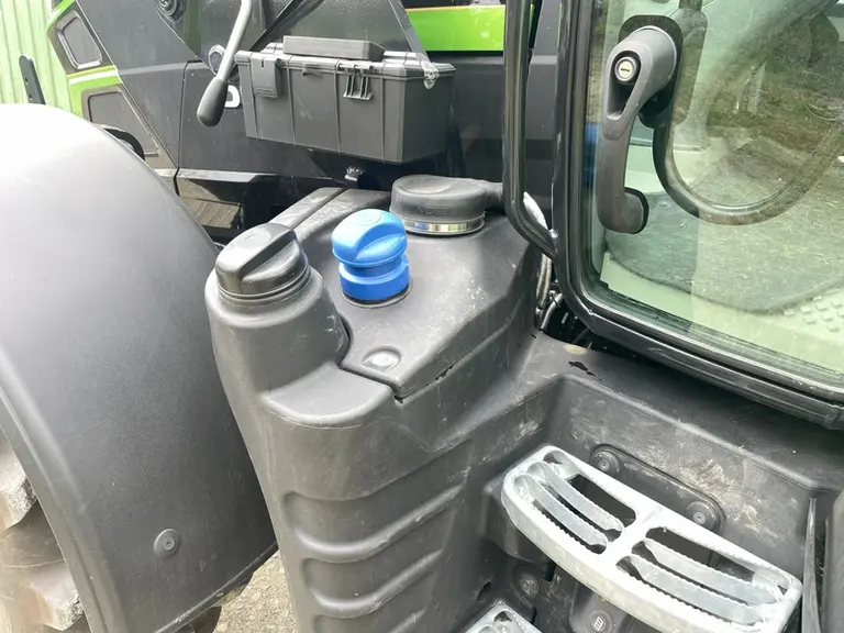 <em class="placeholder">Réservoirs à carburant et à AdBlue du tracteur Deutz-Fahr 6140.4 TTV</em>