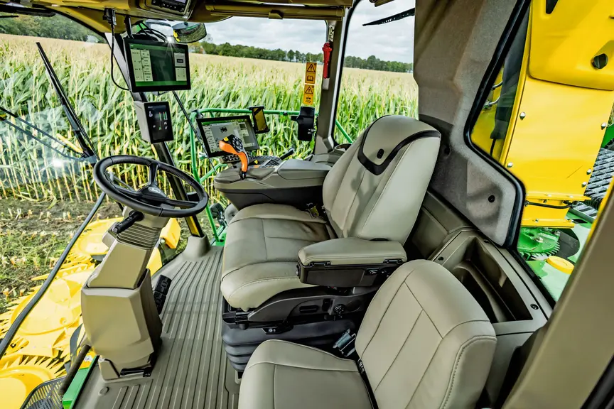 Les ensileuses automotrices John Deere F8 et F9 inaugurent une nouvelle cabine.