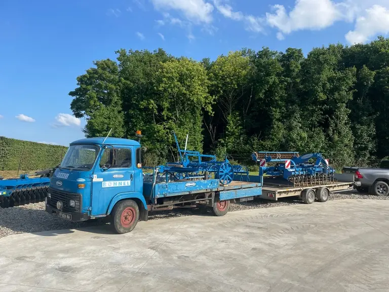 <em class="placeholder">Ancien camion de livraison de la société Bonnel</em>