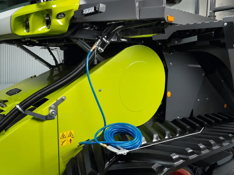 <em class="placeholder">Soufflette avec prise d'air sous la cabine de moissonneuse-batteuse Claas Lexion</em>