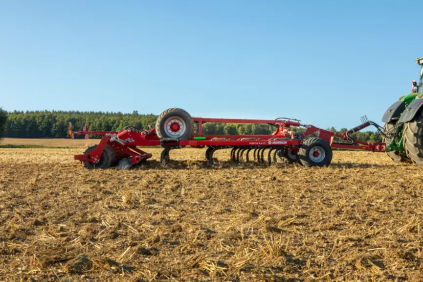 <em class="placeholder">Déchaumeur à dents Horsch Fortis LT derrière un tracteur John Deere</em>