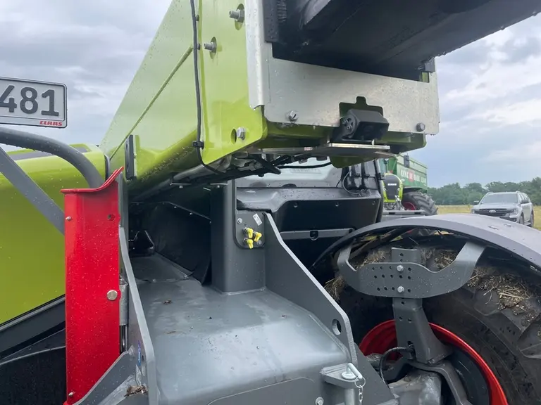 <em class="placeholder">Vue de la caméra sous le bras du chargeur télescopique Claas Scorpion 848</em>