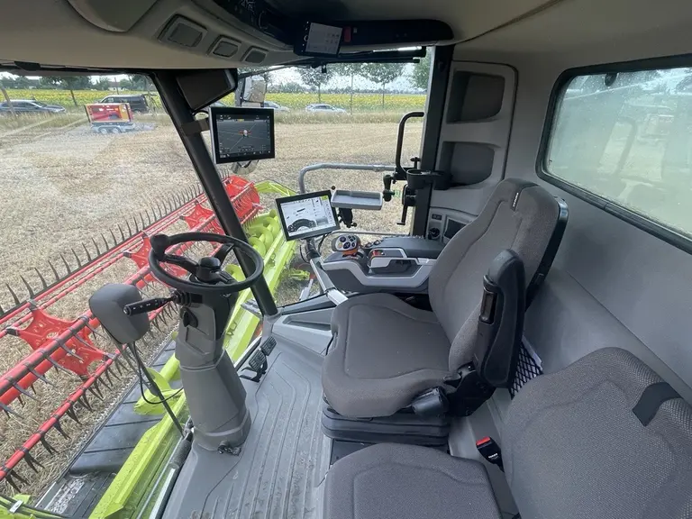 Intérieur de la moissonneuse-batteuse Claas Trion 76