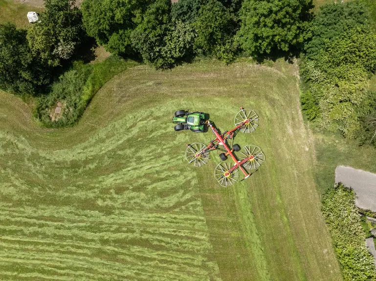 Tracteur Deutz-Fahr et andaineur à quatre rotors Pöttinger Top VT 12540 C.