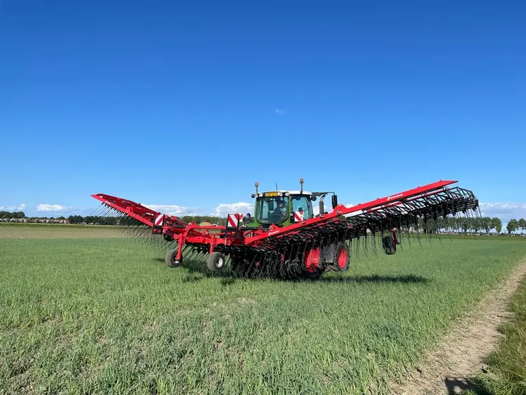 <em class="placeholder">Herse étrille Kverneland Arcadia et tracteur Fendt</em>