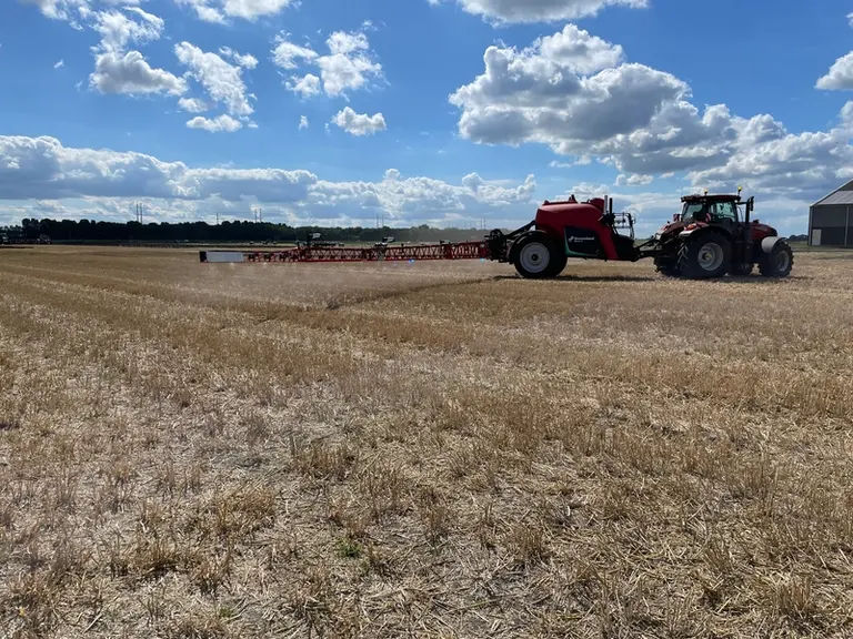 Pulvérisateur traîné iXtrack T4 derrière un tracteur Case IH