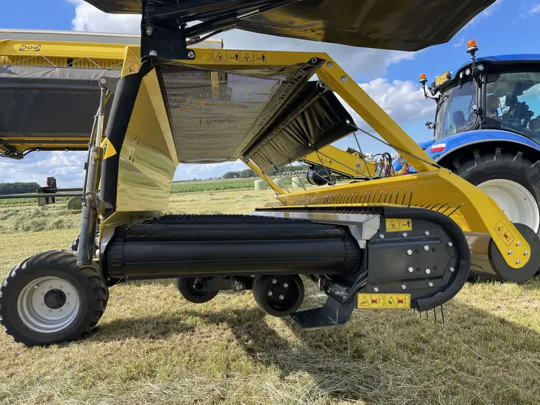 Andaineur à tapis Kverneland Roc RS 920 derrière un tracteur New Holland T6.180.