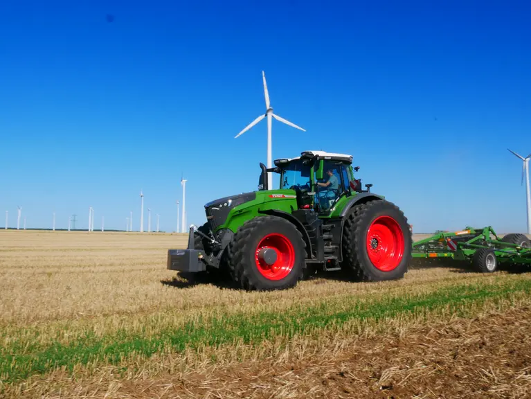 Fendt 1000 Vario Gen4 dans le champ.
