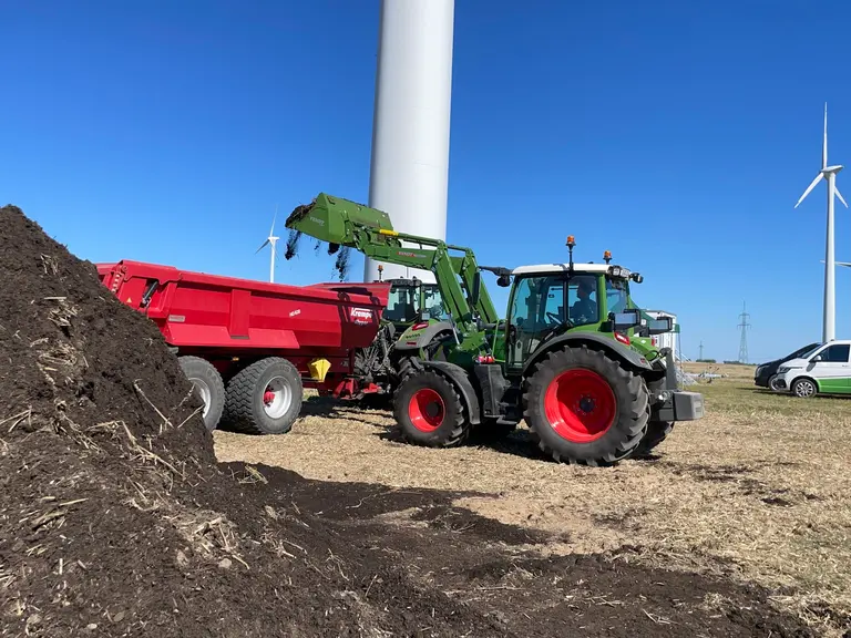  Fendt 300 Vario Gen5 avec chargeur frontal.