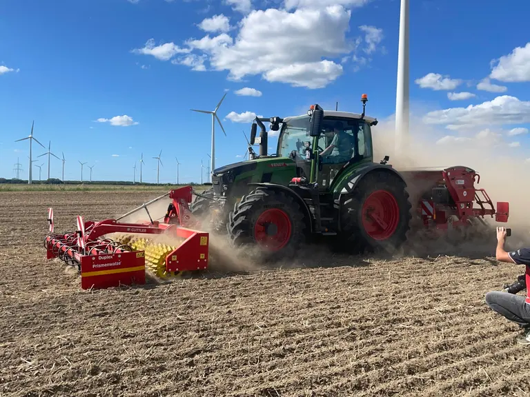 Tracteur Fendt 500 VarioDrive Gen4 au travail.