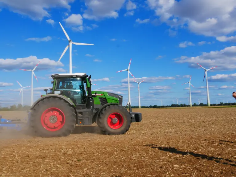 tracteur Fendt 800 VarioDrive Gen5 au champ