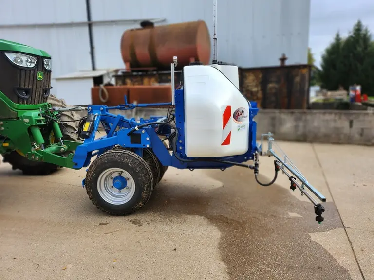 <em class="placeholder">Rampe de désherbage avant couplée à une cuve de 750 litres Gam Agri Pièces. Elle est attelée sur le tasse-avant Bonnel accroché sur le relevage avant d'un tracteur John ...</em>