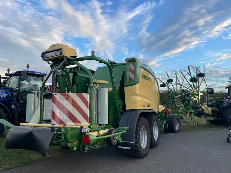 <em class="placeholder">Ensemble andaineur Swadro Baletrain TC880 et presse enrubanneuseCompack CV 150 XC</em>