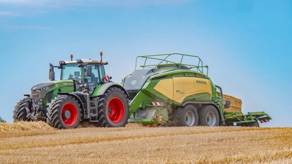 <em class="placeholder">presse haute densité Krone Big Pack HDP II 1290 avec tracteur Fendt</em>