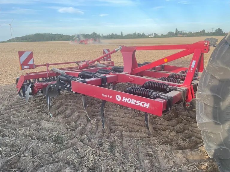 <em class="placeholder">Déchaumeur porté à dents Horsch Tiger 3 SL</em>