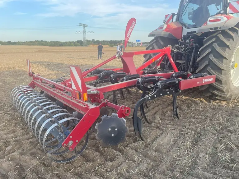 <em class="placeholder">Déchaumeur porté à dents Horsch Tiger 3 SL</em>