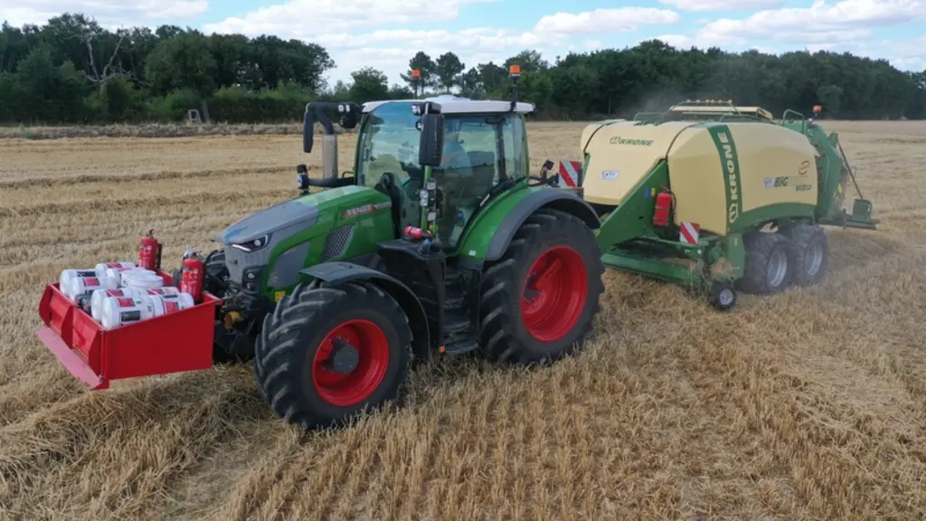 <em class="placeholder">Tracteur Fendt 620 VarioDrive avec la presse cubique Krone HDP 1290</em>