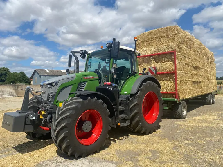 <em class="placeholder">Tracteur Fendt 620 VarioDrive devant un plateau de paille Coutand.</em>