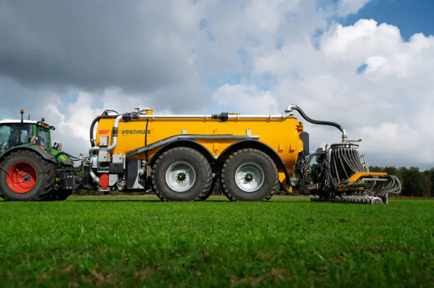 <em class="placeholder">Tonne à lisier Evora de Veenhuis avec injecteur prairie et tracteur Fendt</em>