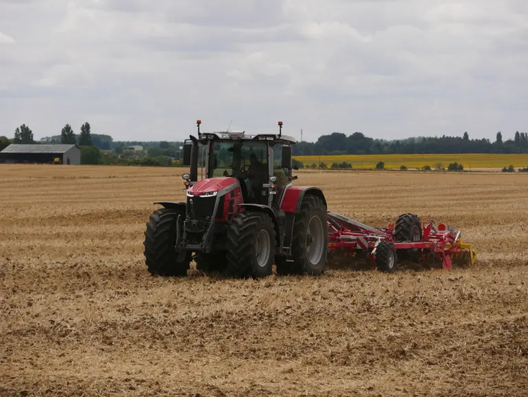 <em class="placeholder">Tracteur Massey Ferguson MF 8S.305 avec déchaumeur à dents Pöttinger Terria 4 m</em>