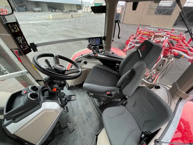 <em class="placeholder">Cabine du tracteur Massey Ferguson MF 8S.305</em>