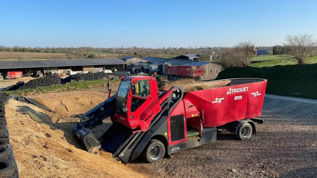 <em class="placeholder">Désileuse automotrice Trioliet Triotrac L 2-2000 au chargement d'ensilage de maïs</em>