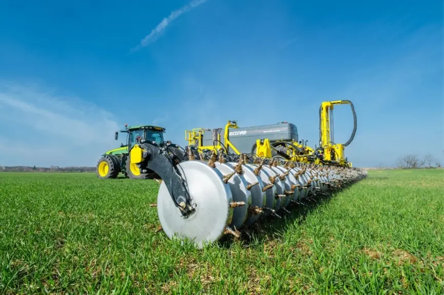 <em class="placeholder">Appareil d'injection d'engrais liquide Bednar Neveon EE attelé à un tracteur John Deere</em>