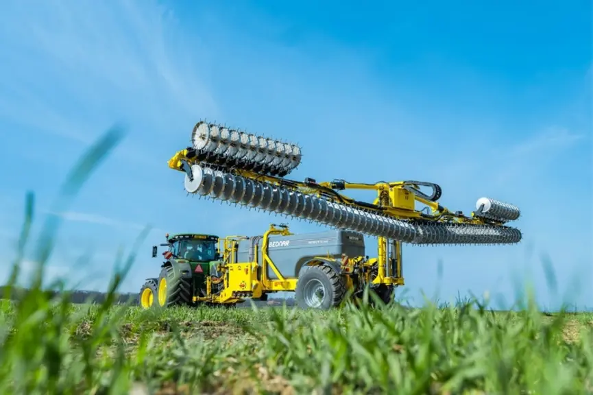 <em class="placeholder">Appareil d'injection d'engrais liquide Bednar Neveon EE attelé à un tracteur John Deere</em>