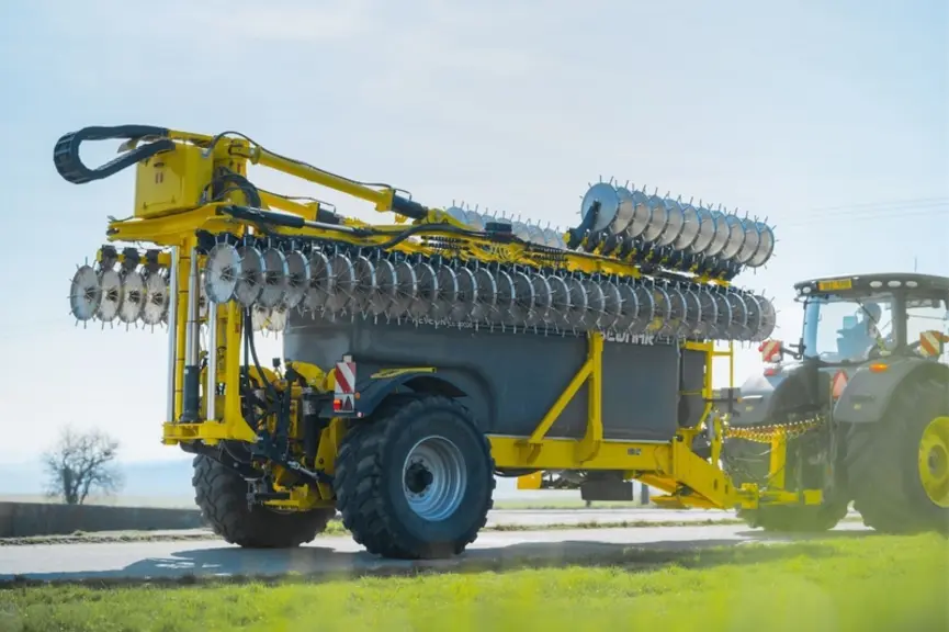 <em class="placeholder">Appareil d'injection d'engrais liquide Bednar Neveon EE attelé à un tracteur John Deere</em>