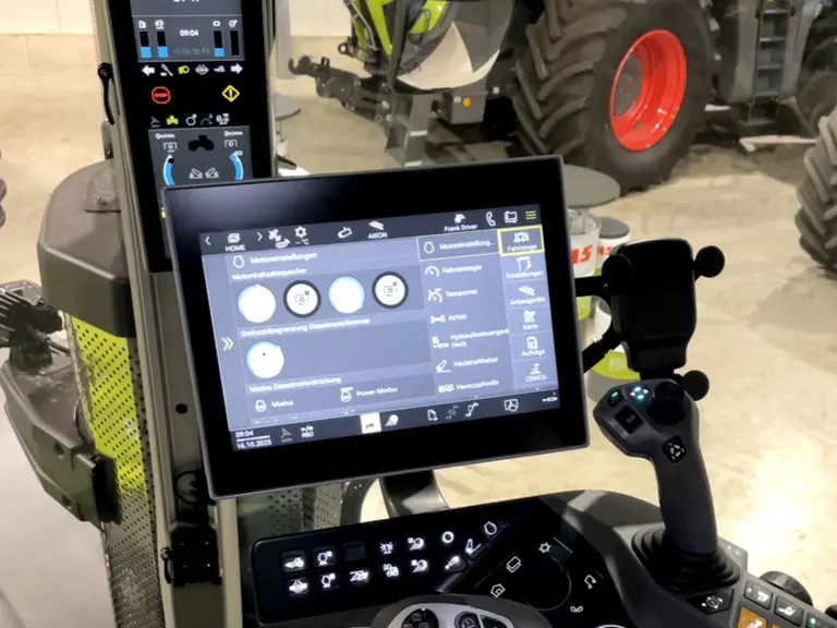 <em class="placeholder">terminal du tracteur Claas Axion série 9 remplaçant des Claas Axion 900.</em>
