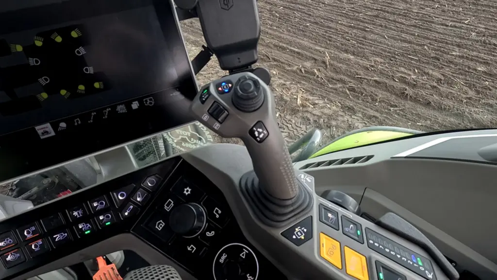 <em class="placeholder">Joystick isobus du tracteur Claas Axion série 9 remplaçant des Claas Axion 900.</em>