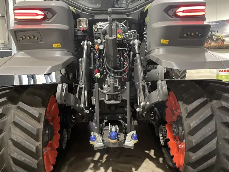 <em class="placeholder">vue arrière du tracteur Claas Axion série 9 remplaçant des Claas Axion 900.</em>
