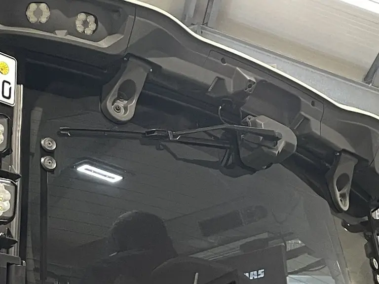 <em class="placeholder">Moteur essuie-glace du tracteur Claas Axion série 9 remplaçant des Claas Axion 900.</em>
