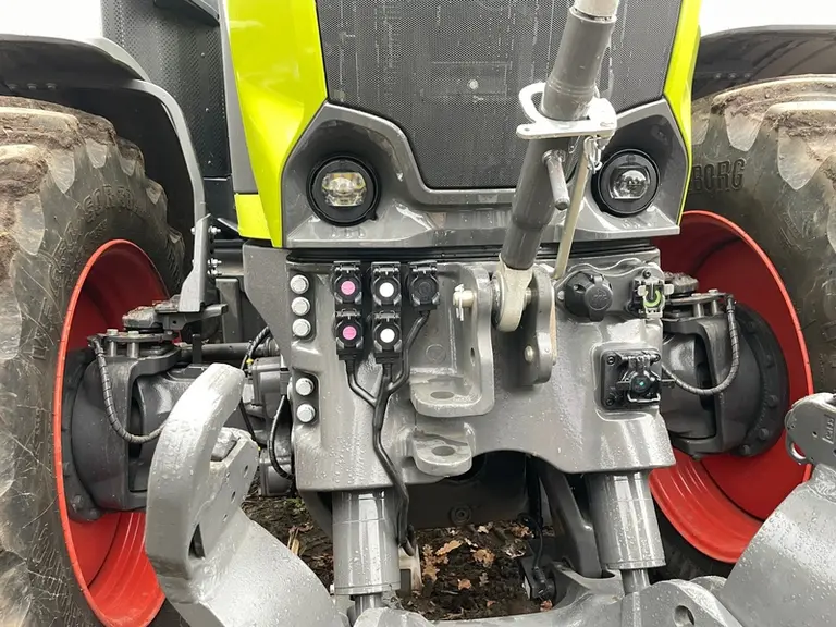 <em class="placeholder">Relevage avant du tracteur Claas Axion série 9 remplaçant des Claas Axion 900.</em>