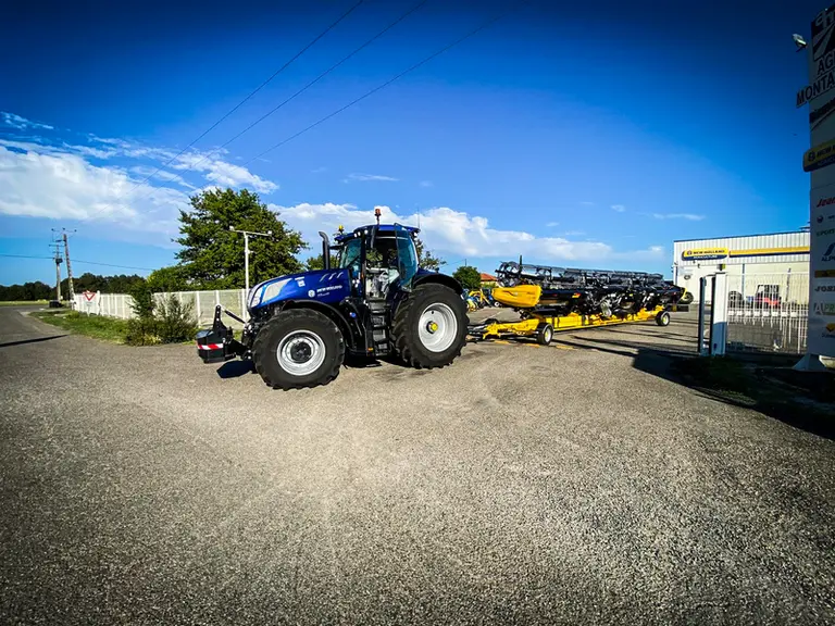 <em class="placeholder">Tracteur New Holland tirant la barre de coupe à céréales.</em>