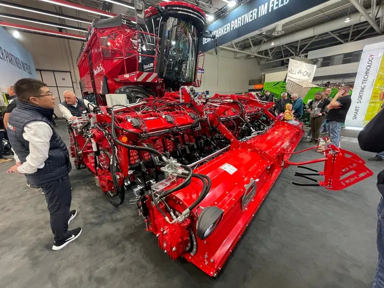 <em class="placeholder">Arracheuse inrtégrales de betteraves Holmer Terra Dos T5 HD au salon Agritechnica</em>
