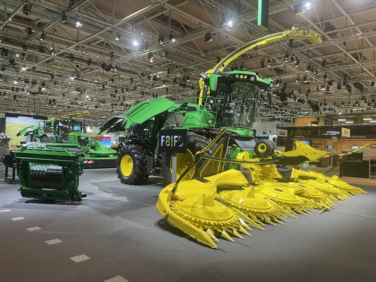 <em class="placeholder">Ensileuse John Deere F9 au salon Agritechnica 2025</em>