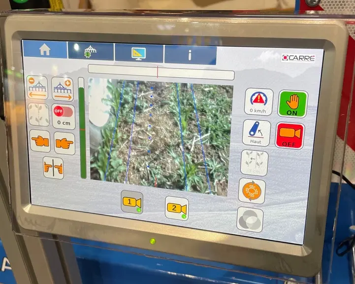 <em class="placeholder">Ecran de contrôle interface de guidage Carré Precicam avec intelligence artificielle au salon Agritechnica 2025</em>