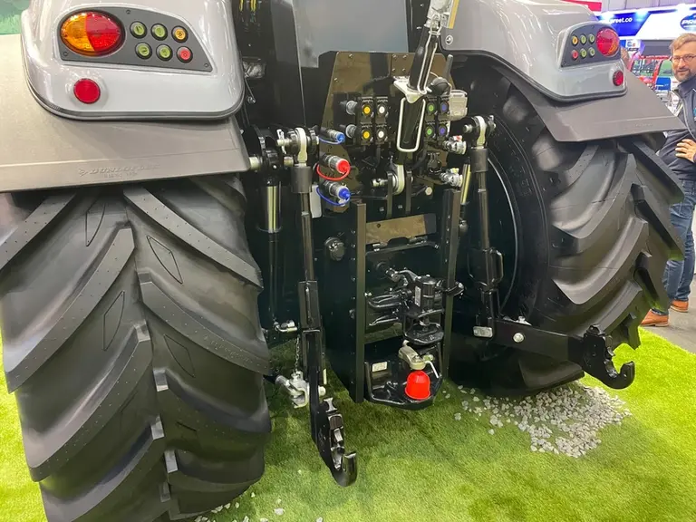 <em class="placeholder">Relevage arrière du tracteur électrique Tadus T16.20 à l'Agritechnica 2025</em>