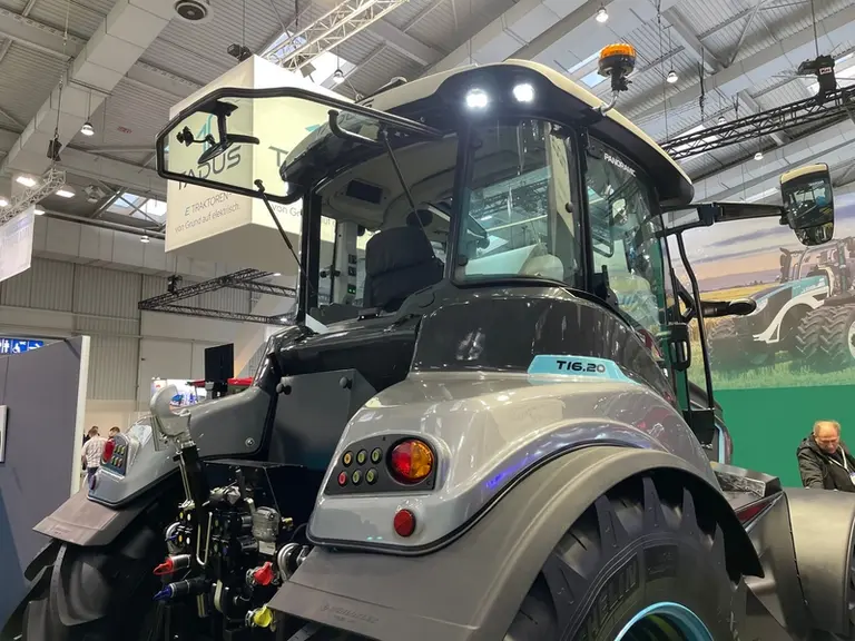 <em class="placeholder">Vue de la cabine Panoramic Claas sur tracteur électrique Tadus T16.20 à l'Agritechnica 2025 </em>