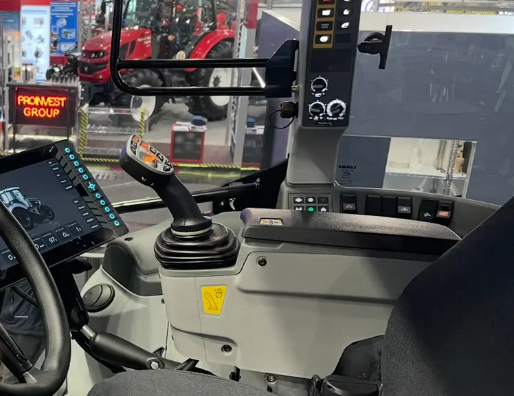 <em class="placeholder">Accoudoir multifonction du tracteur électrique Tadus T16.20 à l'Agritechnica 2025</em>