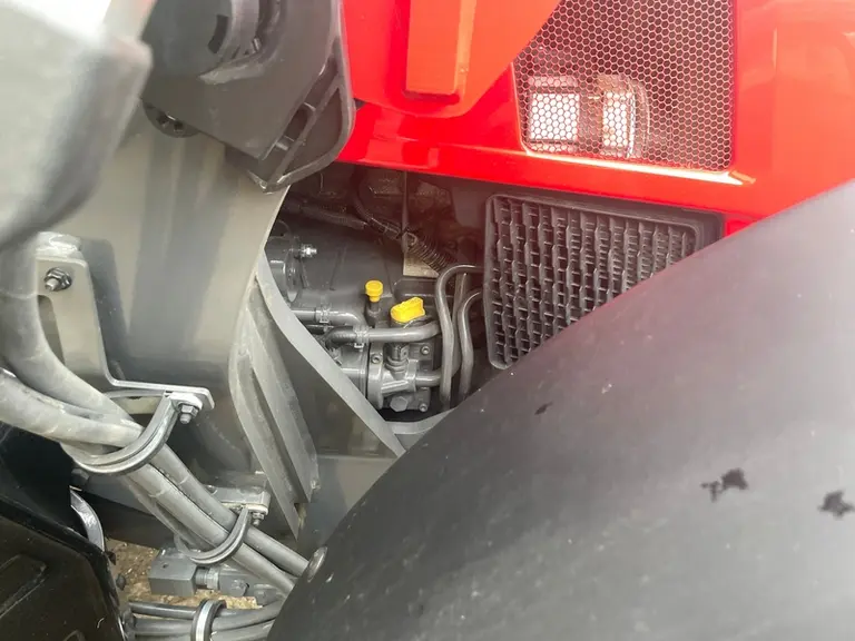 <em class="placeholder">Moteur du tracteur Massey Ferguson MF 5M.135.</em>