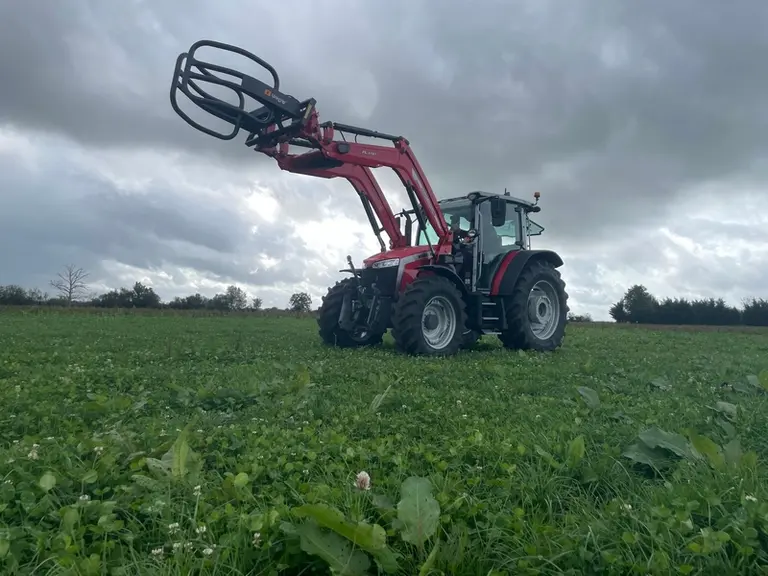 <em class="placeholder">tracteur Massey Ferguson MF 5M.135 avec chargeur frontal.</em>