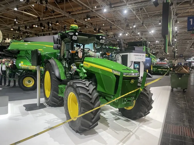 Tracteur électrique John Deere E-Power au salon Agritechnica 2025
