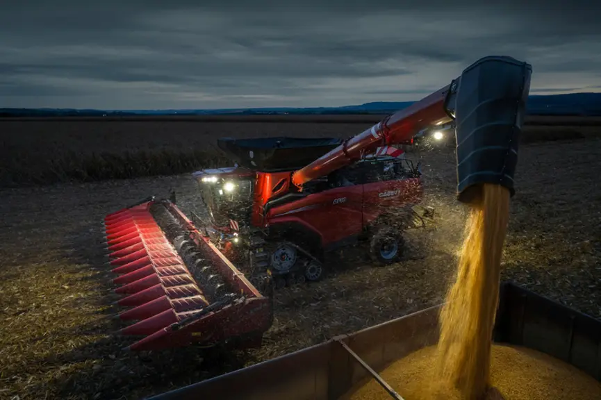 Moissonneuse-batteuse Case IH Axial-Flow AF10 et cueilleur à maïs C516-75 de 16 rangs.