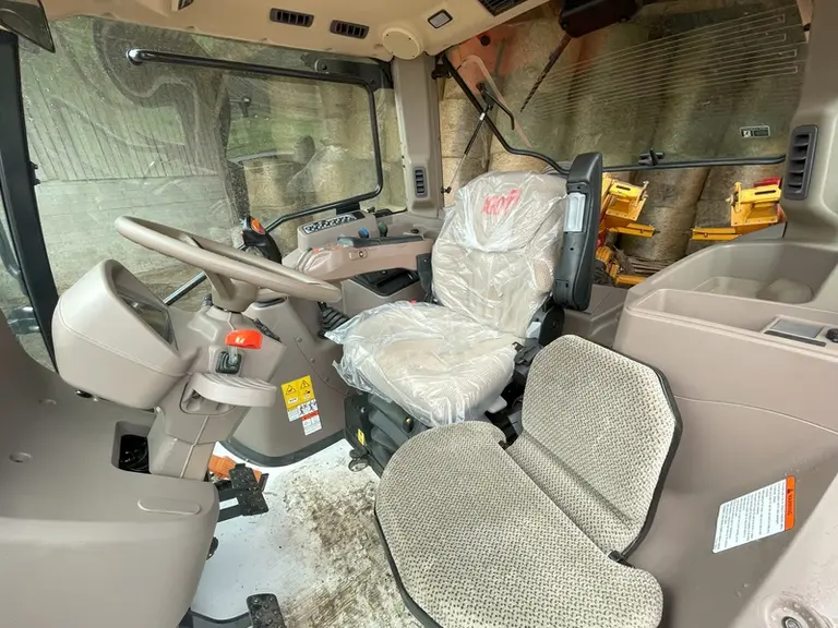 <em class="placeholder">Vue de l'intérieur de la cabine du  tracteur Kioti HX1402</em>