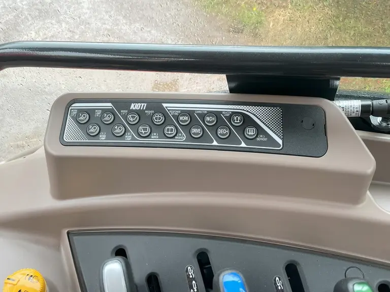 <em class="placeholder">Commandes sur l'aile droite du tracteur Kioti HX1402</em>
