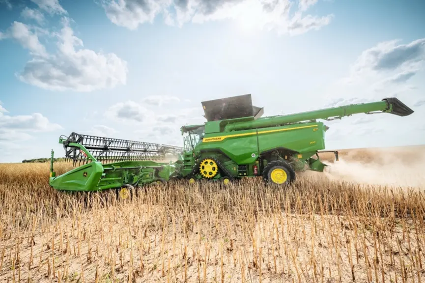 <em class="placeholder">Moissonneuse-batteuse John Deere S7 900 au travail</em>